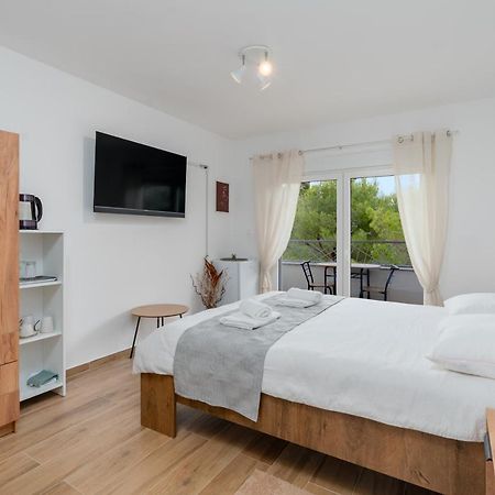 Number One Apartments Vir Bagian luar foto