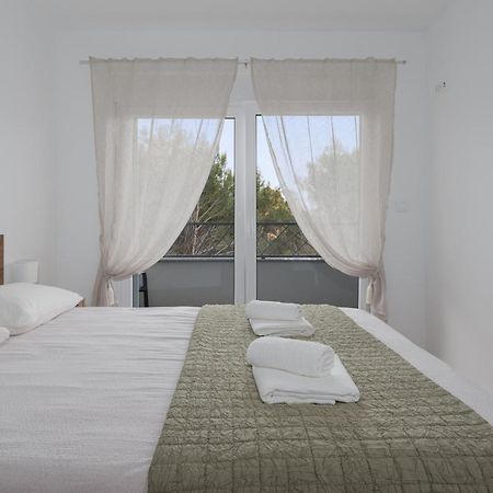 Number One Apartments Vir Bagian luar foto