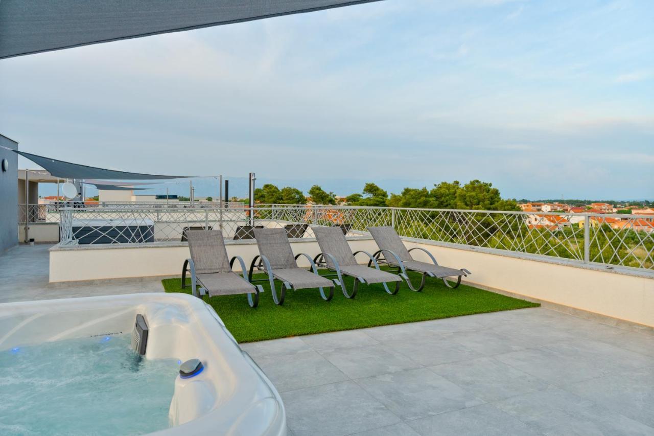 Number One Apartments Vir Bagian luar foto