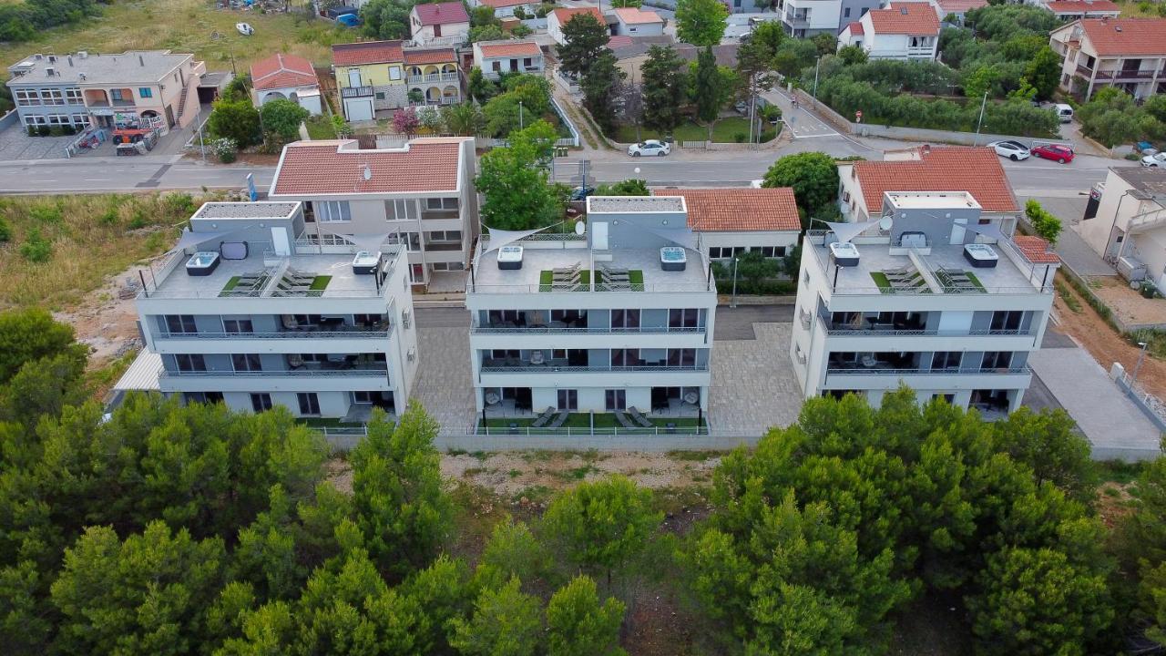 Number One Apartments Vir Bagian luar foto