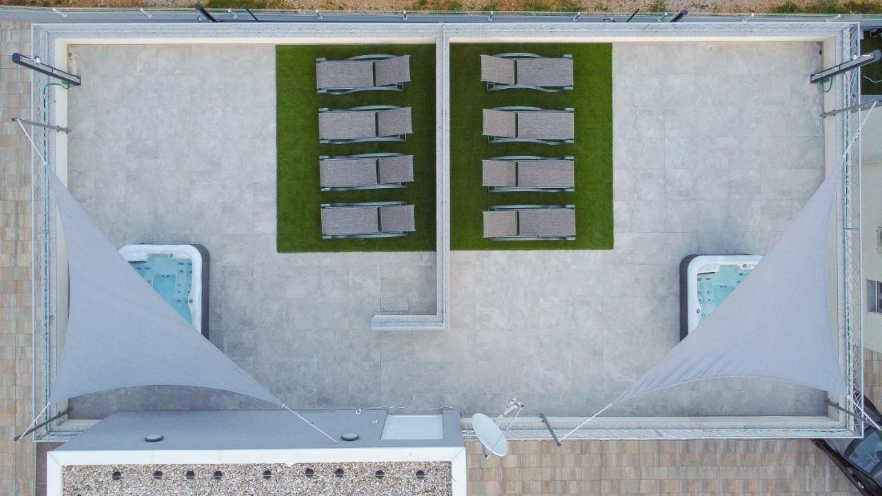Number One Apartments Vir Bagian luar foto