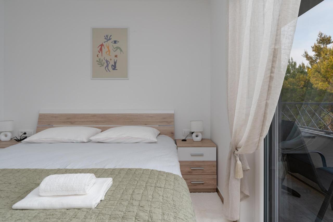 Number One Apartments Vir Bagian luar foto