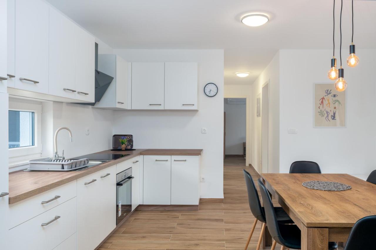 Number One Apartments Vir Bagian luar foto