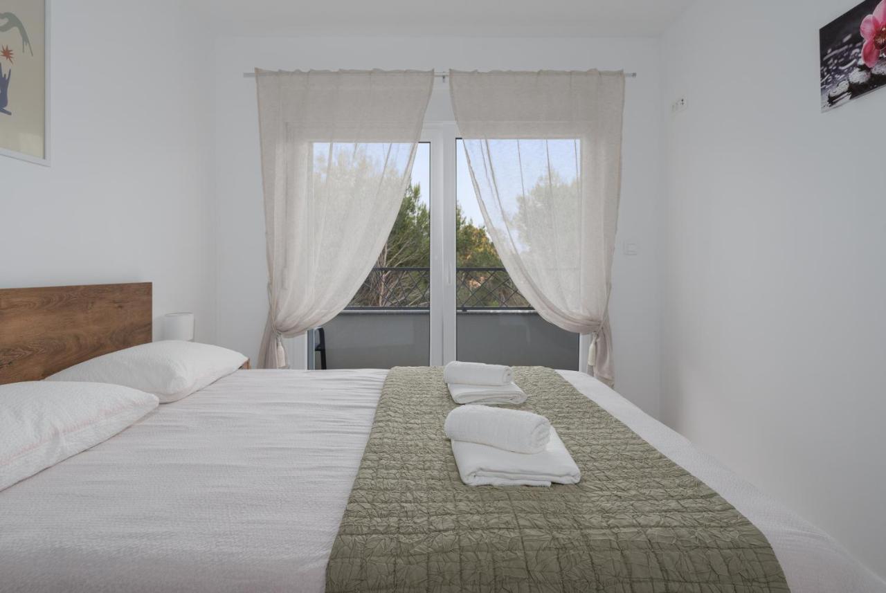 Number One Apartments Vir Bagian luar foto