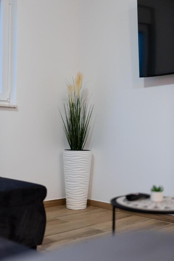 Number One Apartments Vir Bagian luar foto