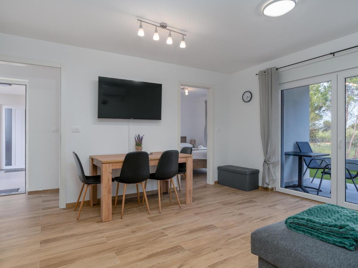 Number One Apartments Vir Bagian luar foto
