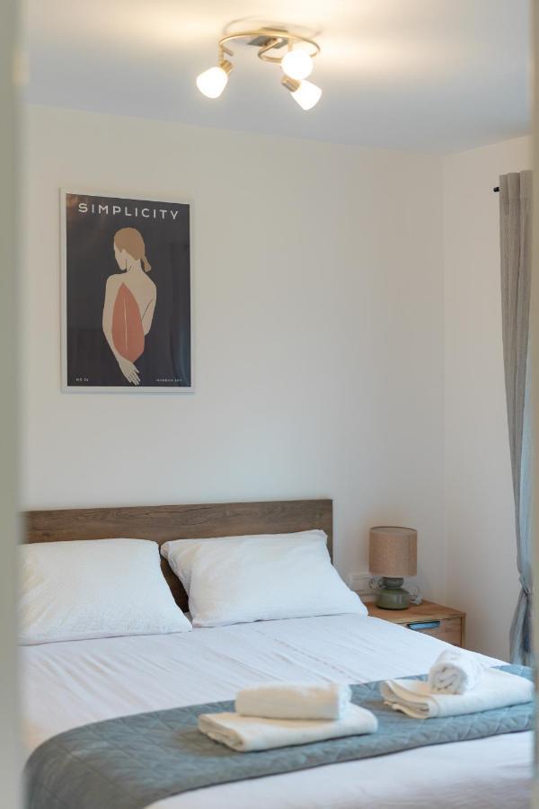 Number One Apartments Vir Bagian luar foto