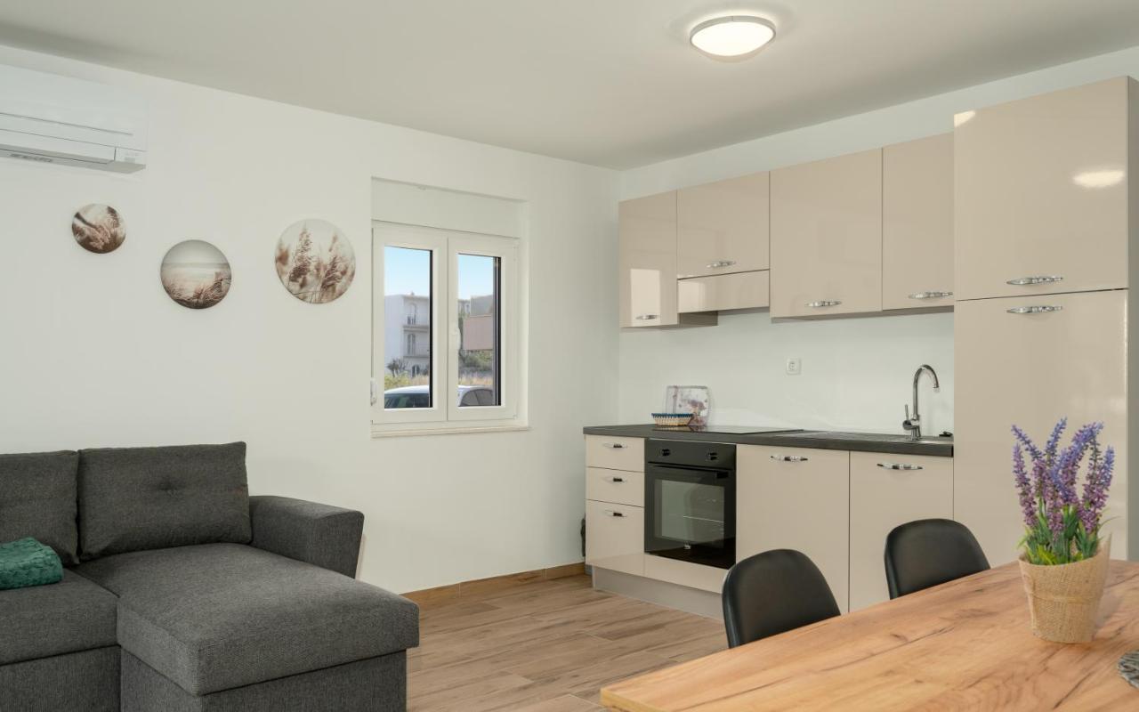 Number One Apartments Vir Bagian luar foto
