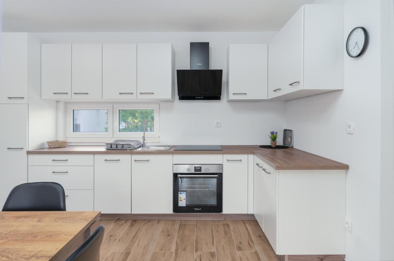 Number One Apartments Vir Bagian luar foto