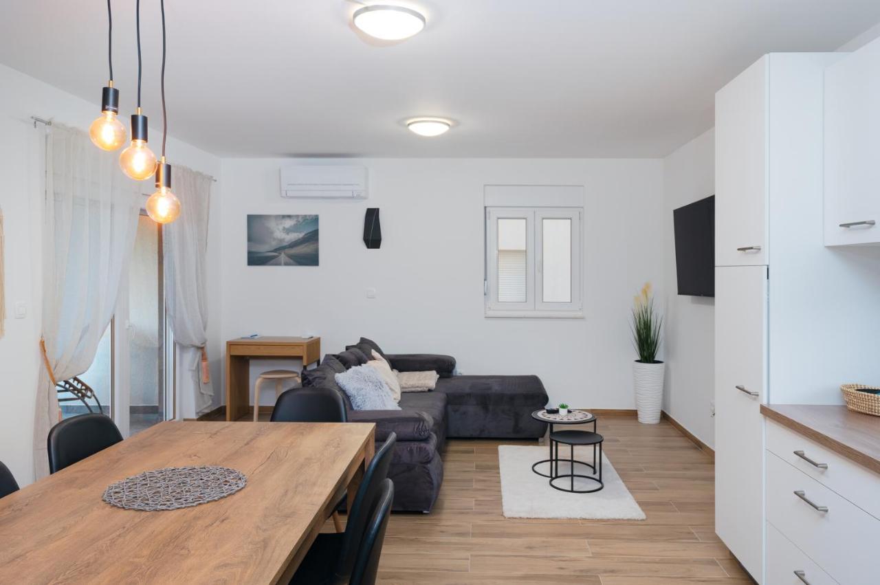 Number One Apartments Vir Bagian luar foto