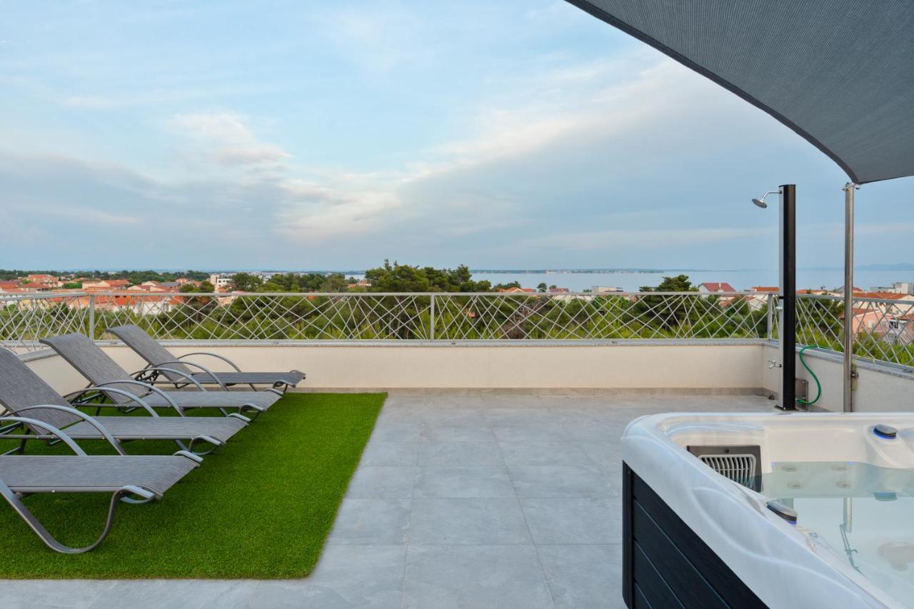 Number One Apartments Vir Bagian luar foto