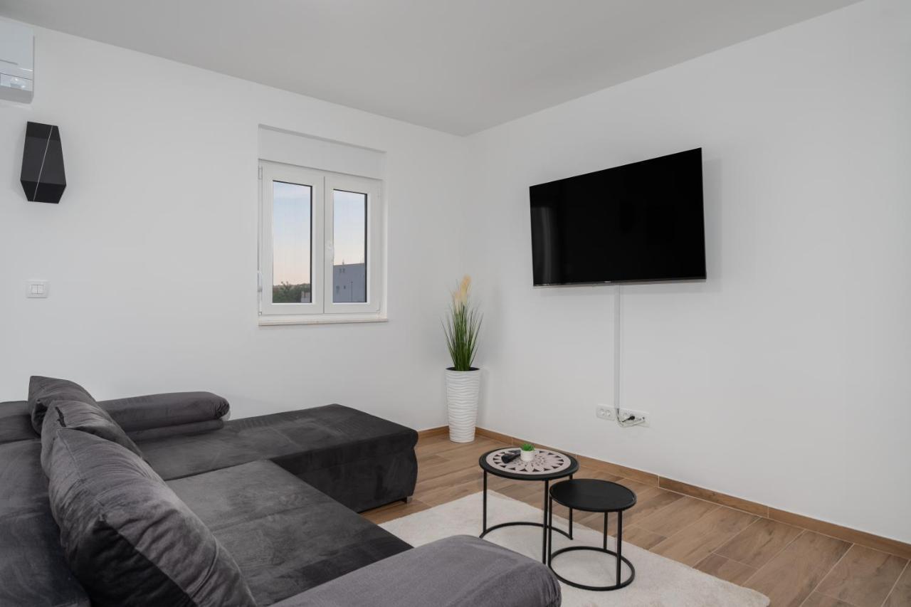 Number One Apartments Vir Bagian luar foto
