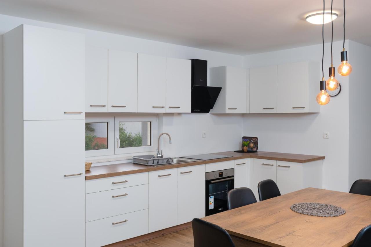 Number One Apartments Vir Bagian luar foto