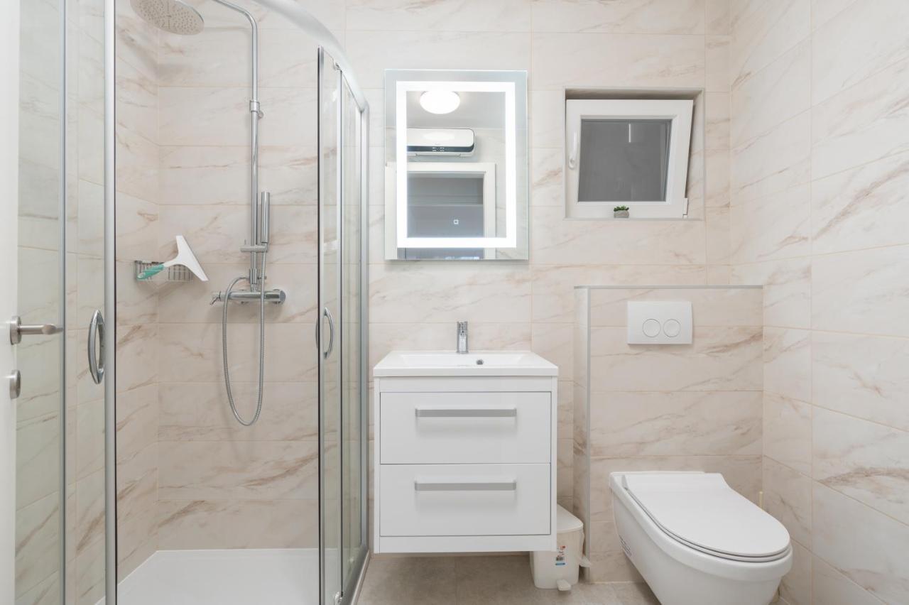 Number One Apartments Vir Bagian luar foto