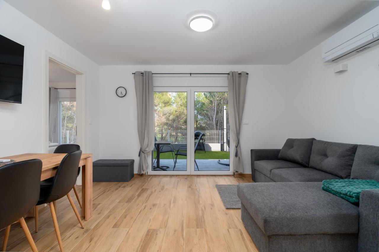 Number One Apartments Vir Bagian luar foto