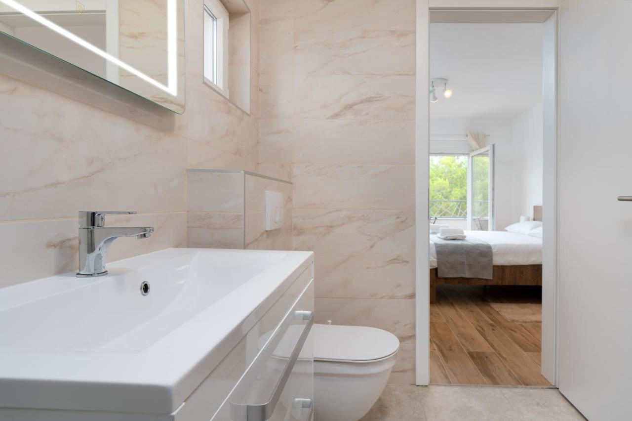 Number One Apartments Vir Bagian luar foto