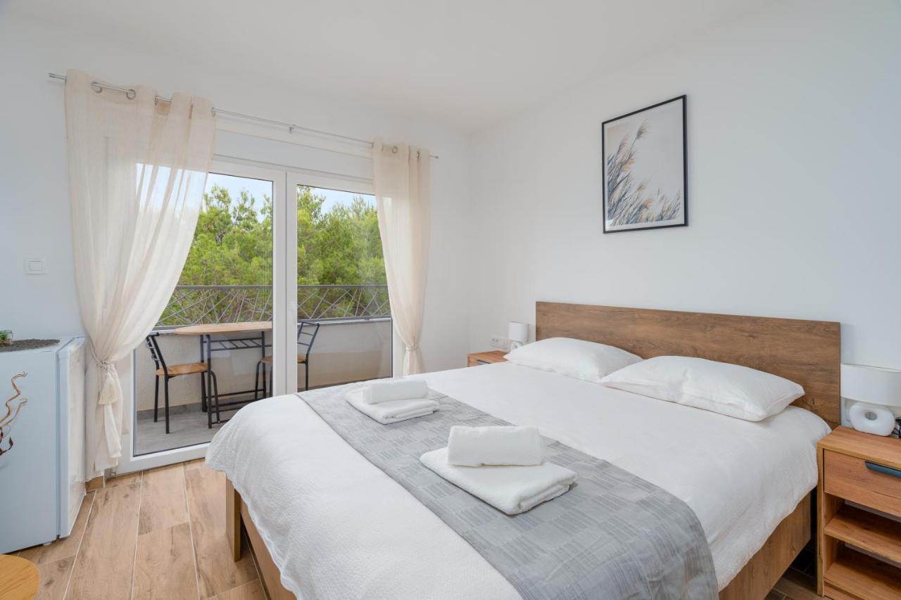 Number One Apartments Vir Bagian luar foto