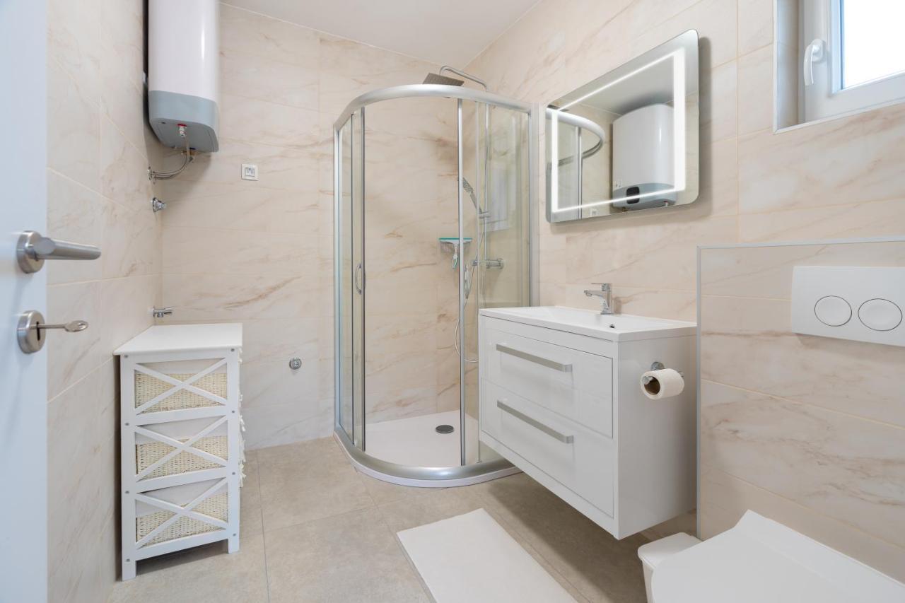 Number One Apartments Vir Bagian luar foto