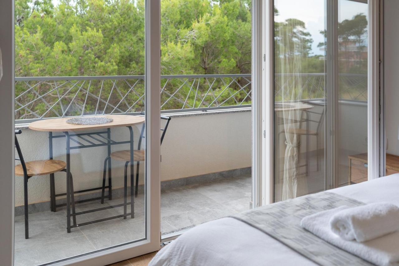 Number One Apartments Vir Bagian luar foto