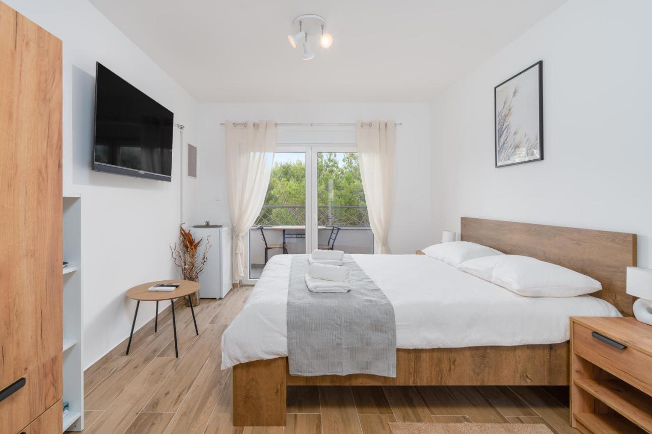 Number One Apartments Vir Bagian luar foto