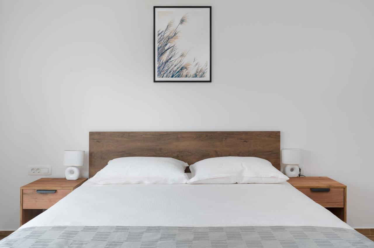 Number One Apartments Vir Bagian luar foto