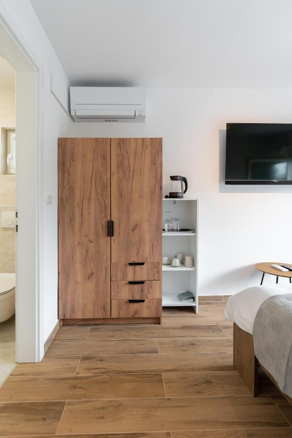 Number One Apartments Vir Bagian luar foto